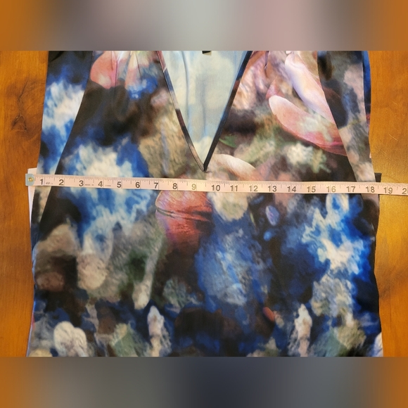 WHBM V-neck Ruched Shell Top XS Blouse Floral Print Polyester Dress Shirt - Picture 7 of 7